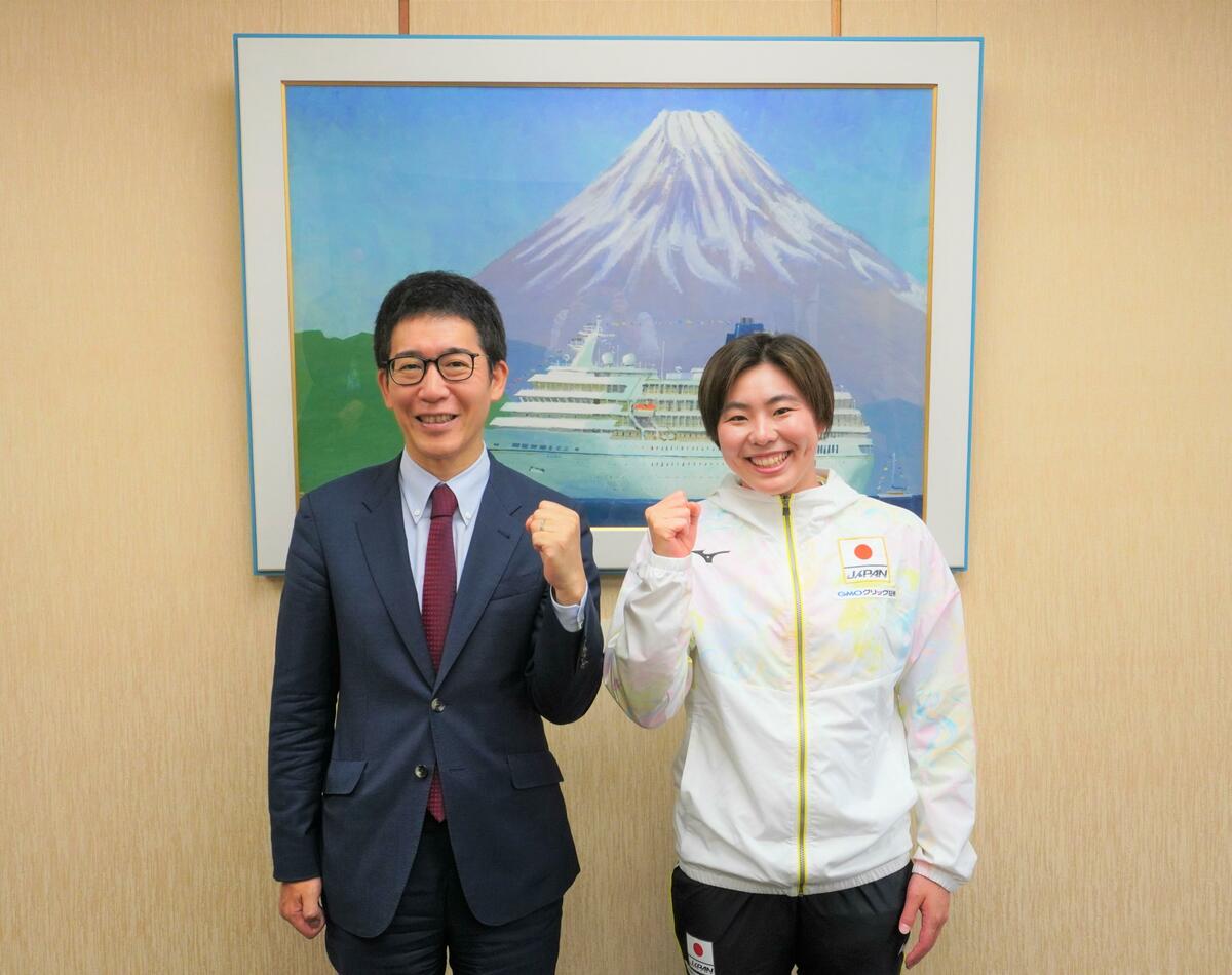 (左)StarMax.㈱代表取締役社長鈴木健一郎 (右)望月絹子選手.jpg