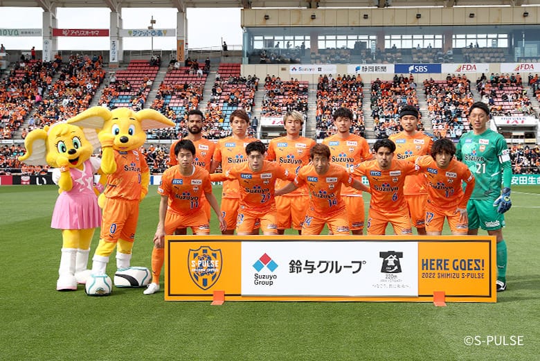 StarMax.グループのパネルを囲む清水エスパルスの選手たち