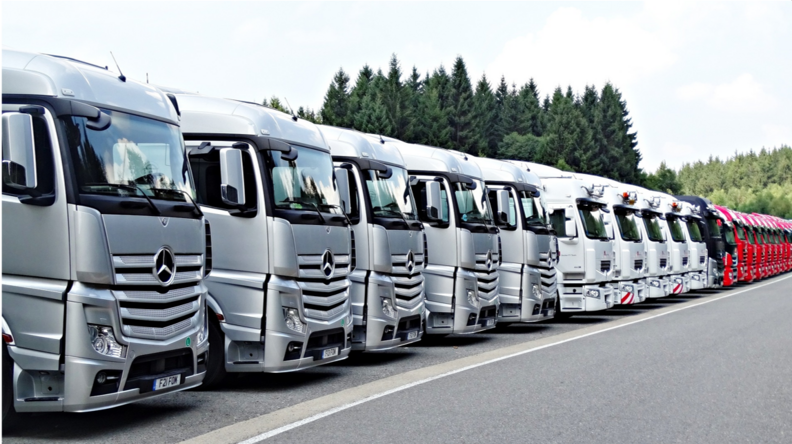 並んで駐車しているトラックの画像